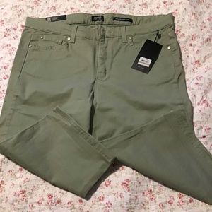 Size 12 Jones New York khaki green stretch shorts